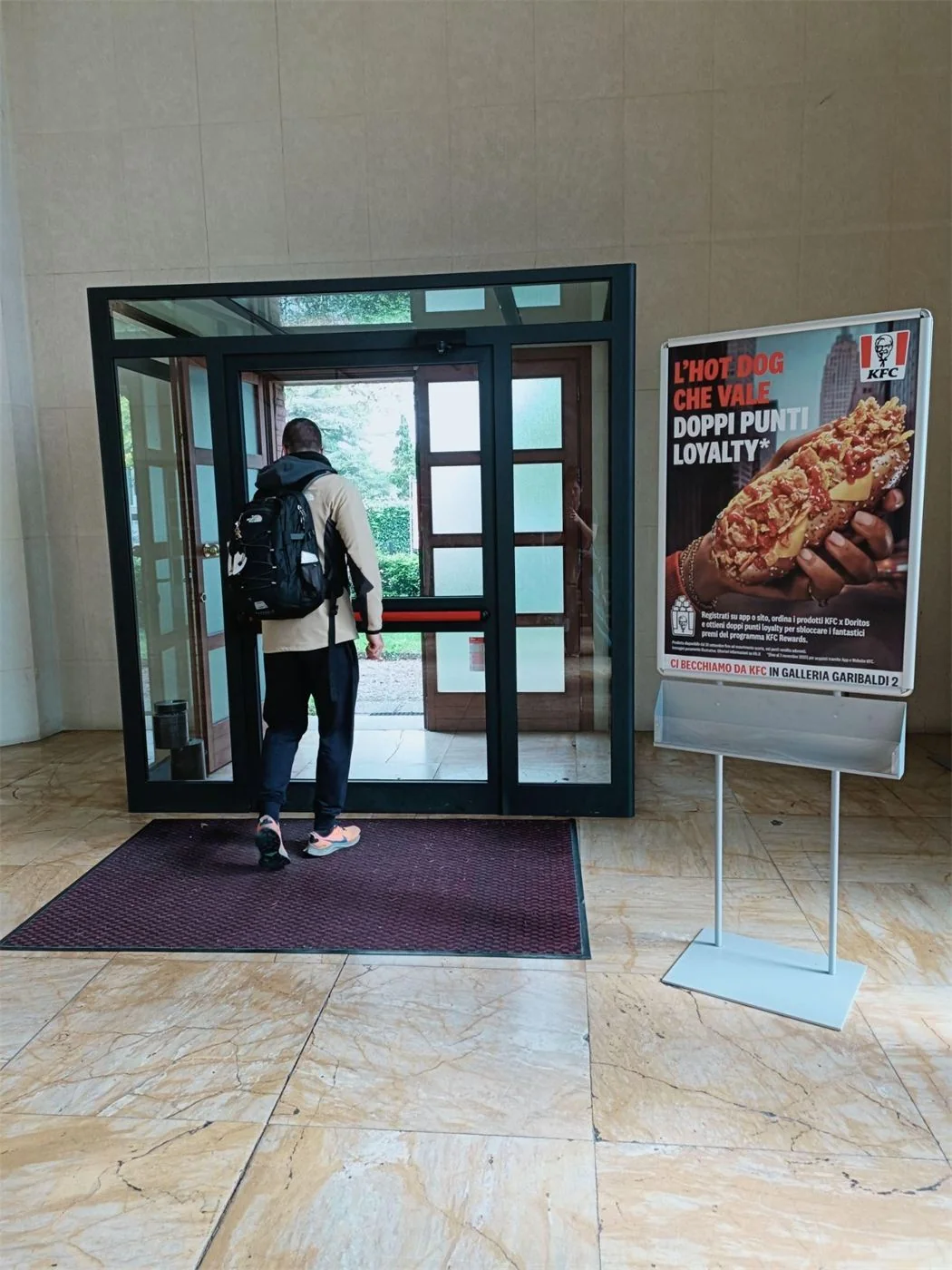 Affissione KFC all'ingresso di un ateneo