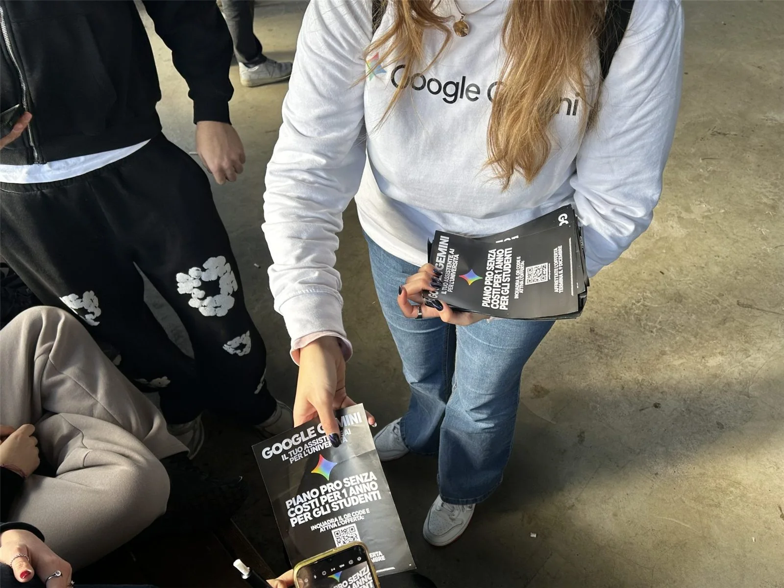 Ambassador Google Gemini distribuisce flyer con QR code agli studenti