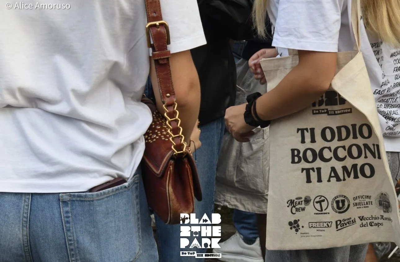 Tote bag BLAB 2 THE PARK portata da una studentessa