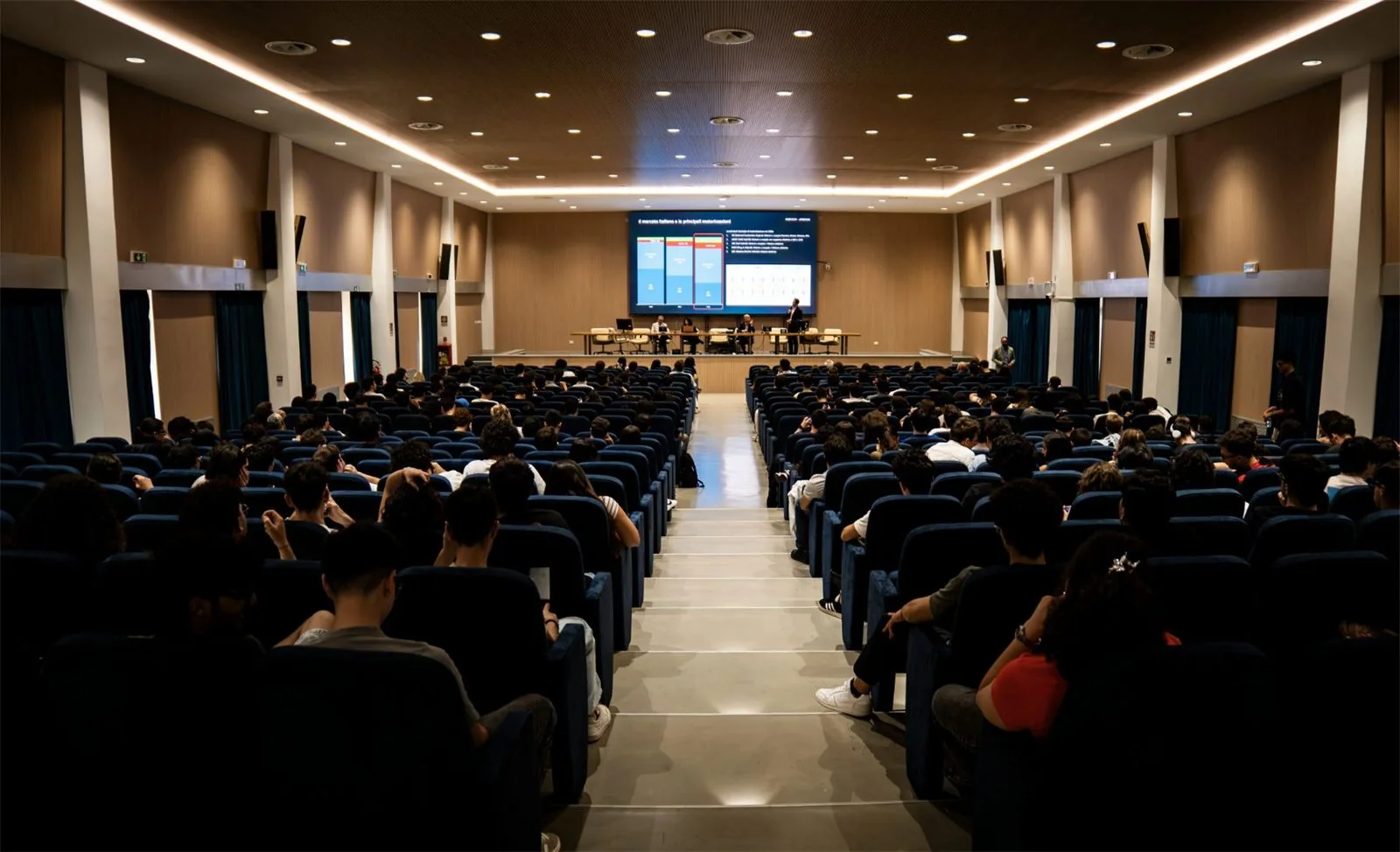 Auditorium universitario con studenti seduti durante una presentazione