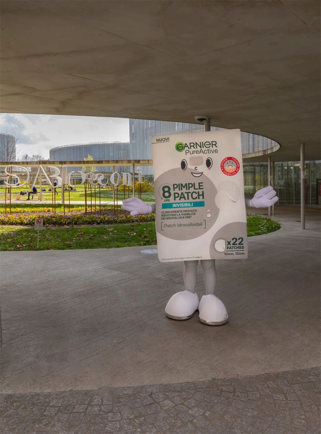 Mascotte Garnier Pimple Patch negli spazi dell'ateneo
