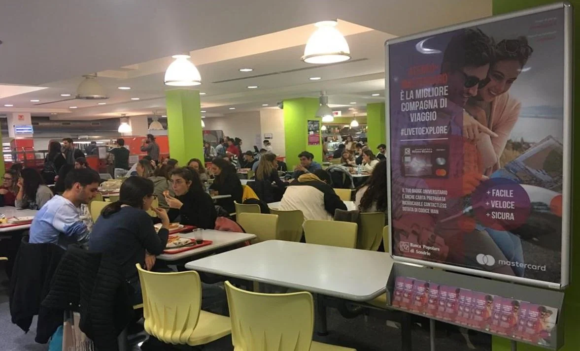 Affissione Mastercard in mensa universitaria