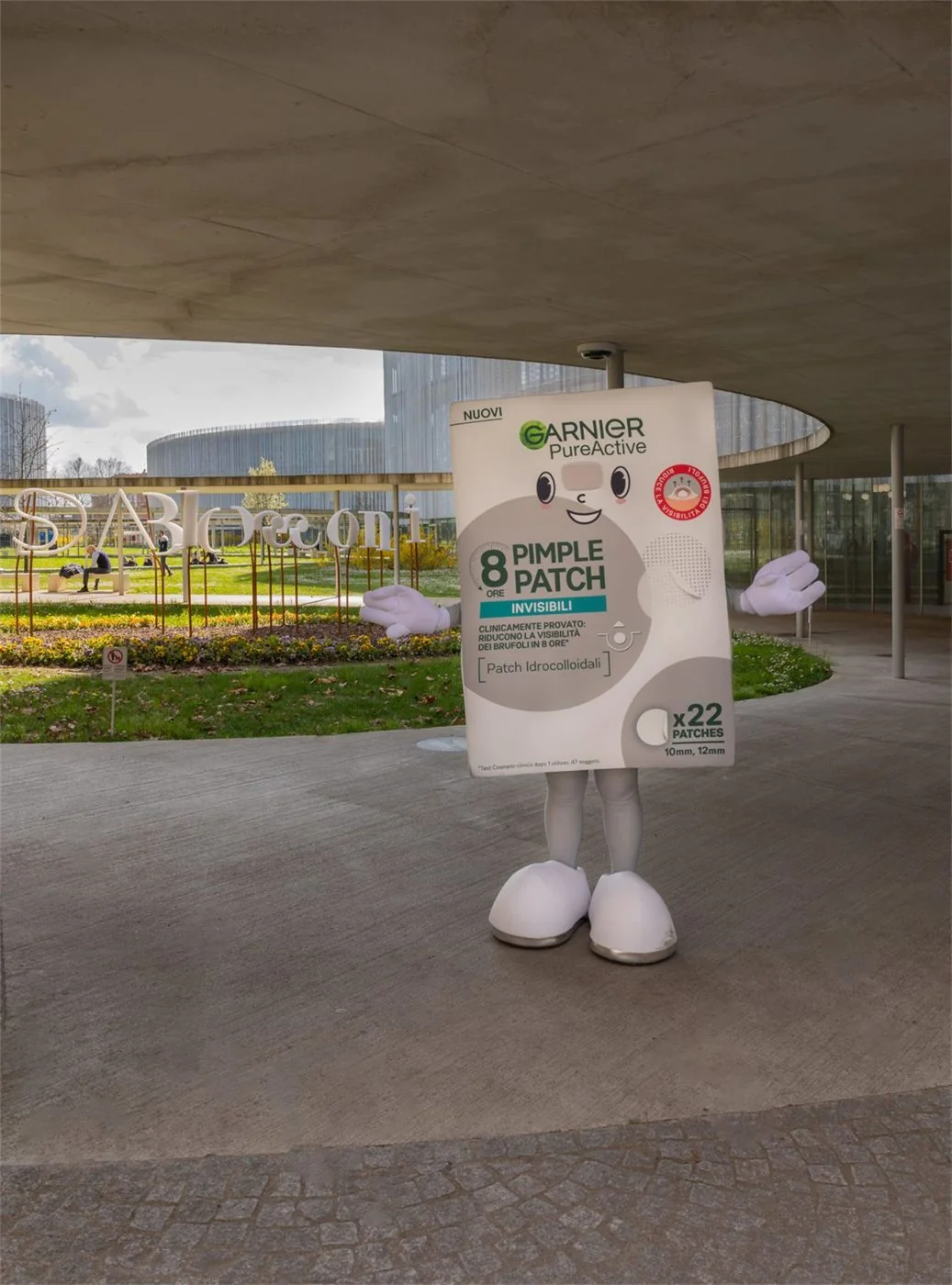 Mascotte Garnier tra gli studenti in ateneo