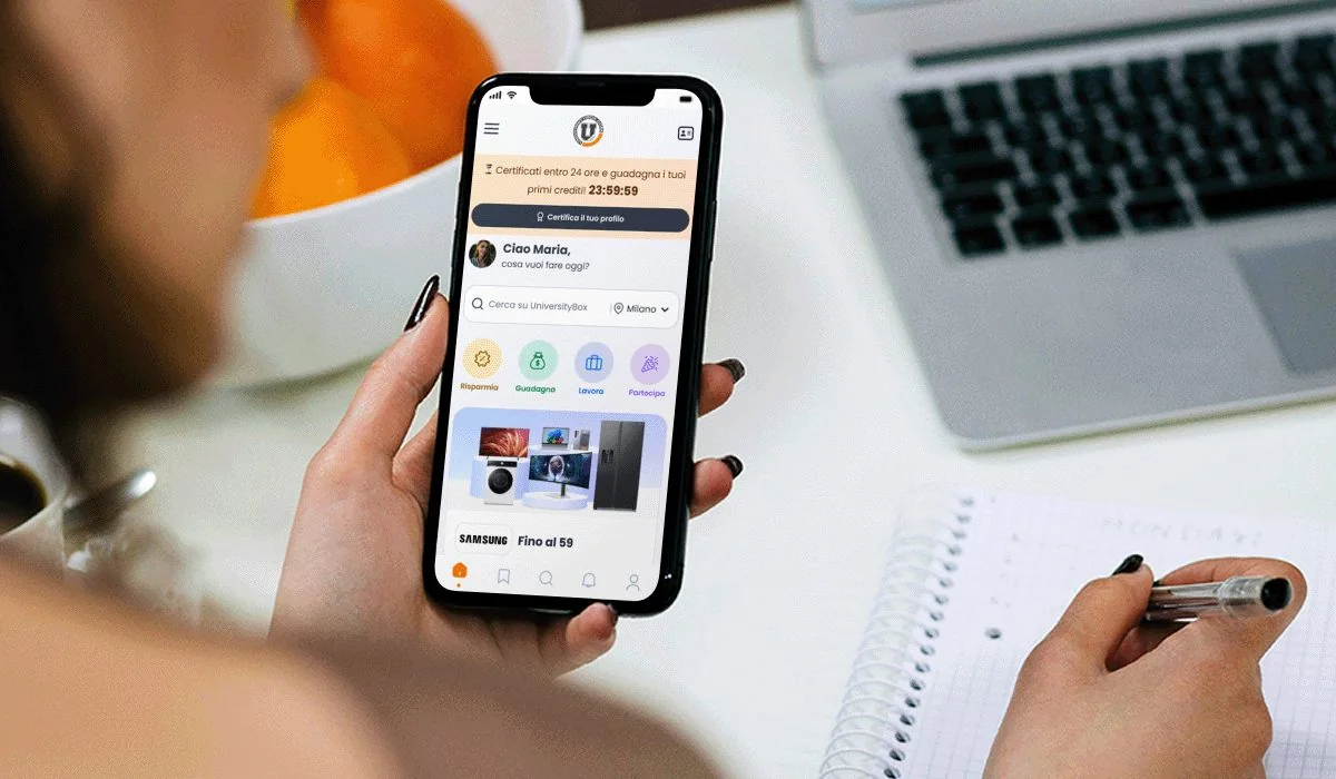 Studentessa con l'app UniversityBox che invita a certificare il profilo