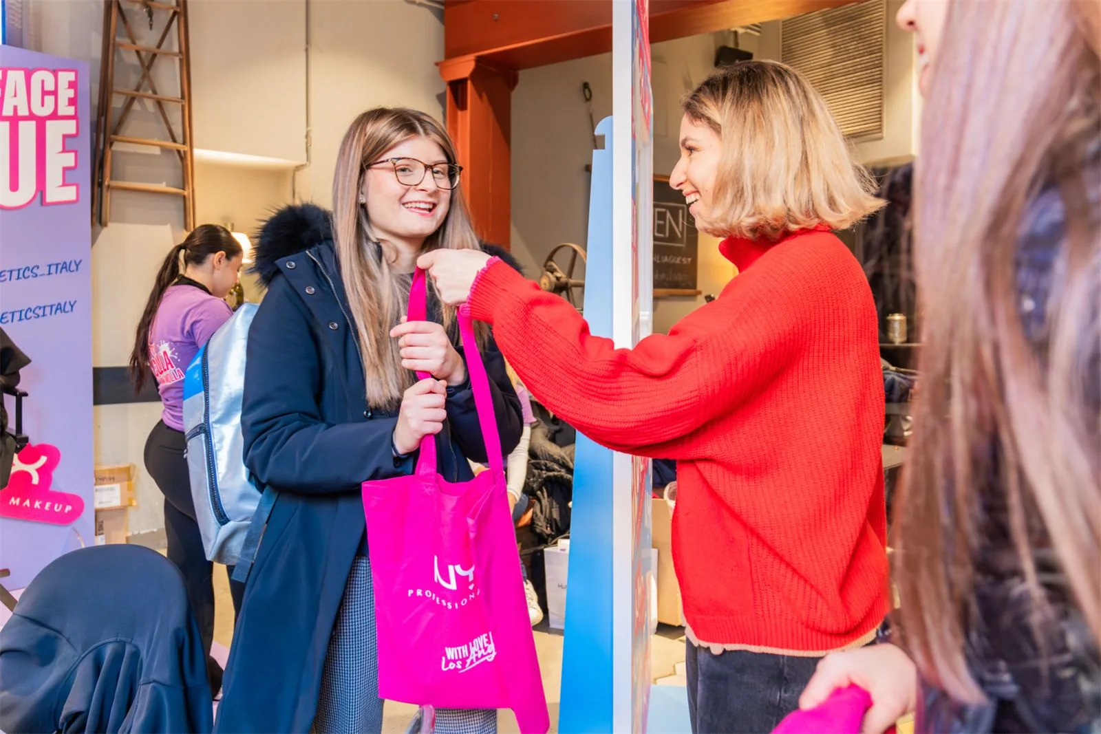 Studentessa riceve la shopper Face Glue al tour NYX