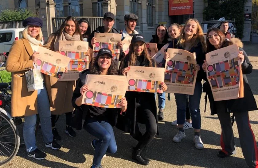 Studenti con le copie del magazine del Sole 24 Ore davanti a un ateneo
