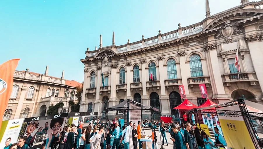 Studenti nel cortile di un ateneo durante una tappa del Tour UniversityBox