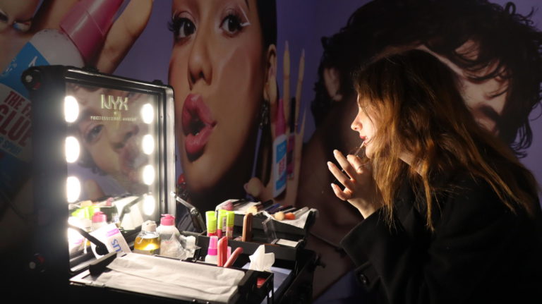 Campagna marketing NYX Professional MakeUp, ragazza che si trucca allo specchio