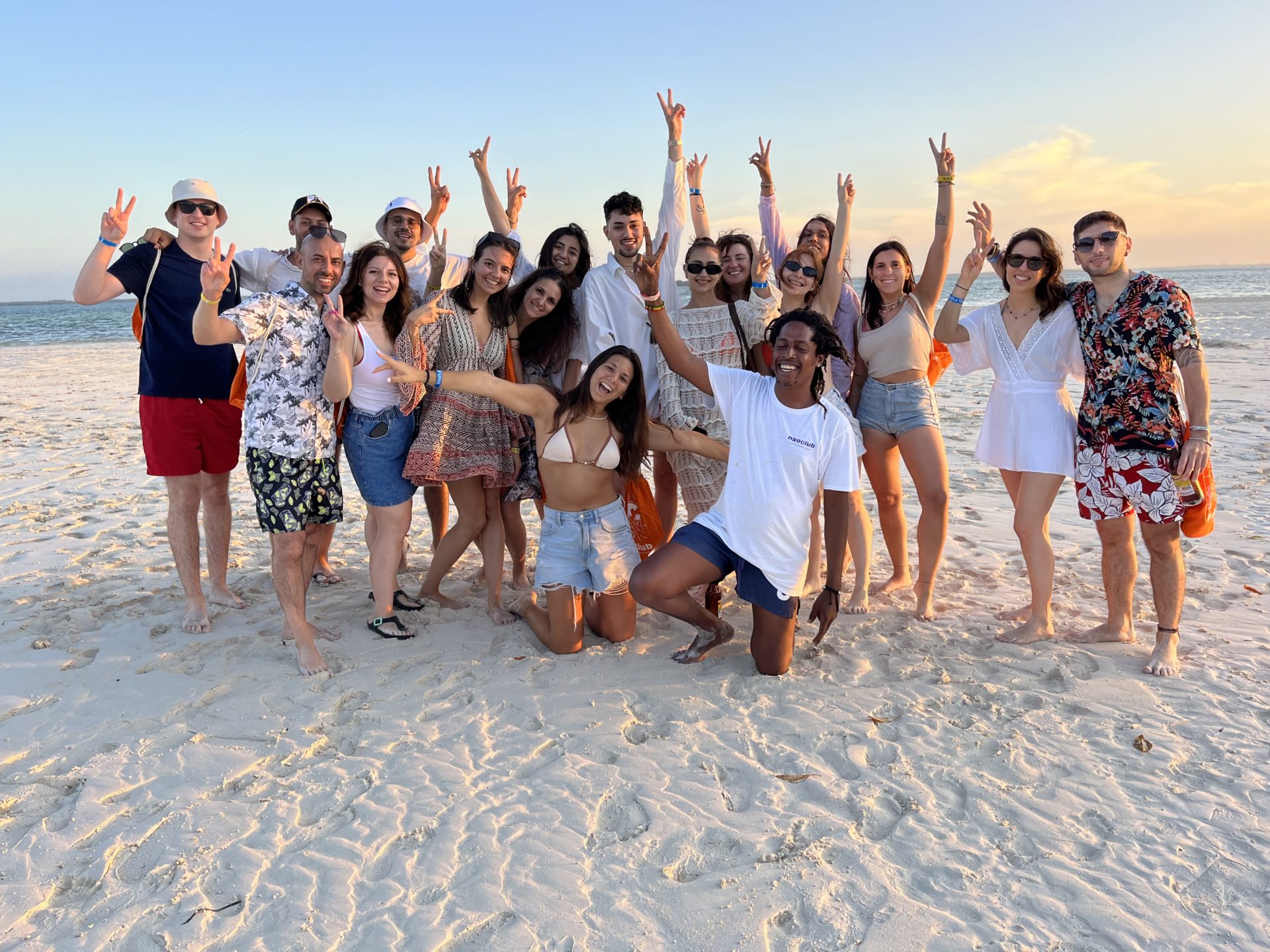 gruppo di studenti in spiaggia durante il viaggio di gruppo utravel club