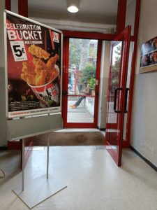 affissione promo esclusiva nel punto vendita kfc