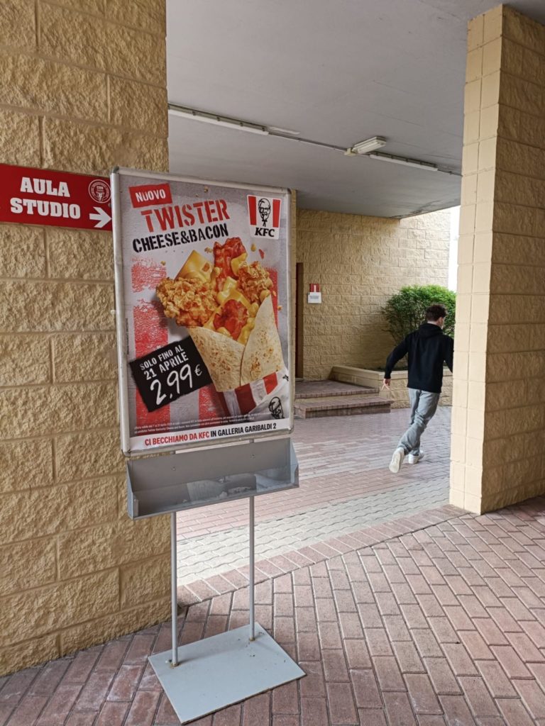 Immagine di un totem nei pressi dell' aula studio